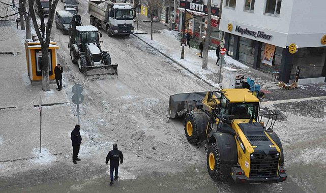 Kars Belediyesi'nden yoğun kar mesaisi: Caddeler temizleniyor