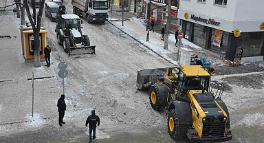 Kars Belediyesi'nden yoğun kar mesaisi: Caddeler temizleniyor