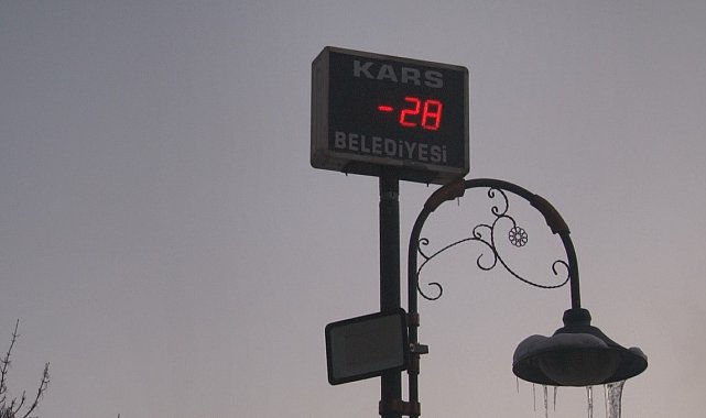 Kars buz tuttu: Termometreler eksi 28'i gösterdi