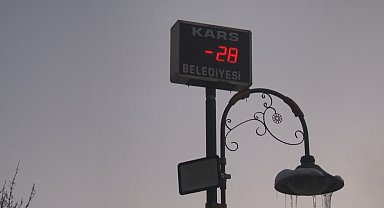 Kars buz tuttu: Termometreler eksi 28'i gösterdi