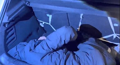 Kars'ta araçların bagajında 2 düzensiz göçmen yakalandı, 3 organizatör gözaltına alındı