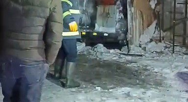 Kars'ta donmasın diye altında ateş yakılan araç alev topuna döndü