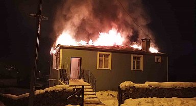 Kars'ta imam evi alev alev yandı