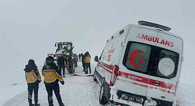 Kars'ta kar esareti: Karda mahsur kalan ambulansların imdadına özel idare yetişti