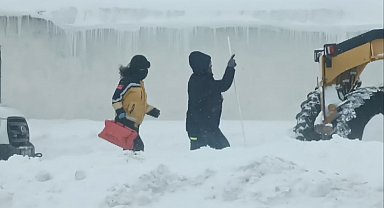Kars'ta kar esaretine 'özel' müdahale: Ekipler bazı bölgelerde vakalara yaya ulaşıyor