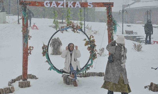 Kars'ta kar yağışı eğlenceye dönüştü