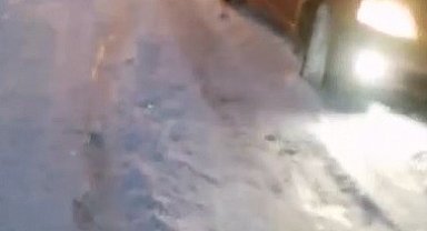Kars'ta kara saplanan araçlar vatandaşlar tarafından kurtarıldı