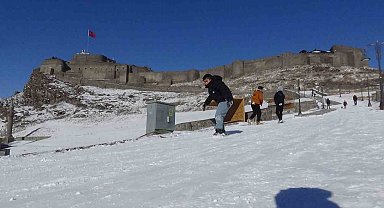 Kars'ta kızağını kapan kale yokuşuna koştu