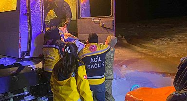 Kars'ta Mehmetçik paletli kar aracıyla yaşlı hastaya ulaştı