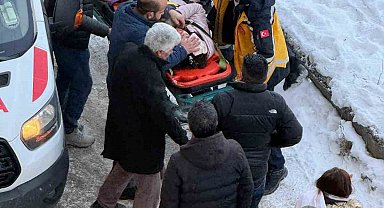 Kars'ta okula giden öğrencinin başına buz kütlesi düştü