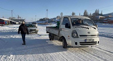 Kars'ta soğuktan hareket halinde araçlar dondu