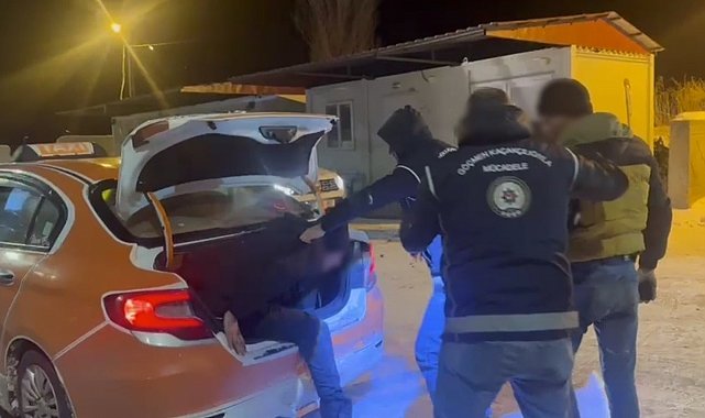 Kars'ta taksi bagajından düzensiz göçmen çıktı