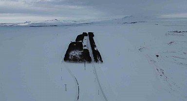 Kars'ta tarihi istasyonda kış masalı