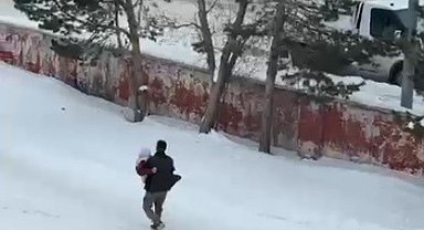 Kars'ta vefa dolu görüntü: Hasta annesini kucağında taşıdı