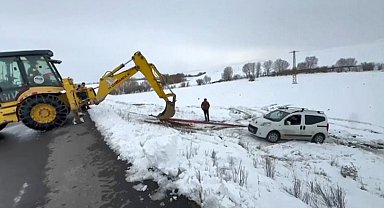 Kars'ta yoldan çıkan hafif ticari araç şarampole düştü