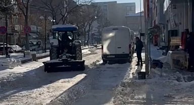 Karsta esnaf karla mücadeleye satış yaptığı traktörlerle destek verdi