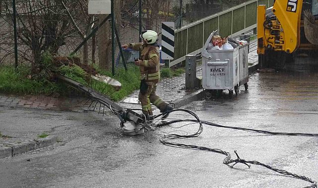 Kartal'da hafriyat kamyonu elektrik tellerine takıldı: Olay ucuz atlatıldı