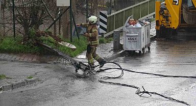 Kartal'da hafriyat kamyonu elektrik tellerine takıldı: Olay ucuz atlatıldı