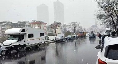 Kartal'da kısa süreli kar yağışı etkili oldu