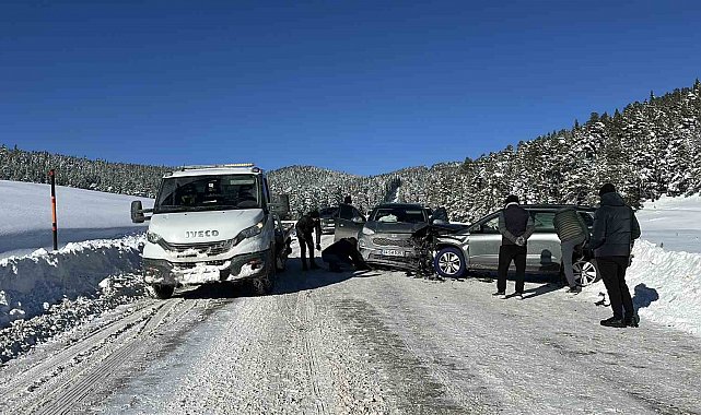 Kartalkaya yolunda 2 cip kafa kafaya çarpıştı