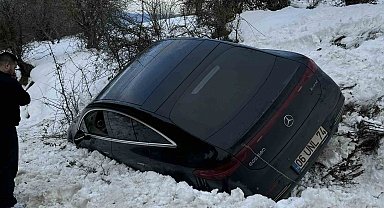 Kartalkaya yolunda lüks araç kara saplandı