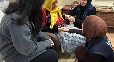 Kartepe'de "Alo Evlat" ekiplerinden yaşlılara evde sağlık ve bakım desteği