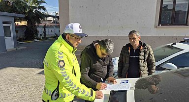 Kaskla servis aracının camını kıran motosikletlinin ehliyetine el konuldu