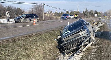 Kastamonu'da otomobil ile cip çarpıştı: 3 yaralı