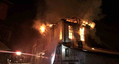 Kastamonu'da üç katlı tarihi konak yangında küle döndü