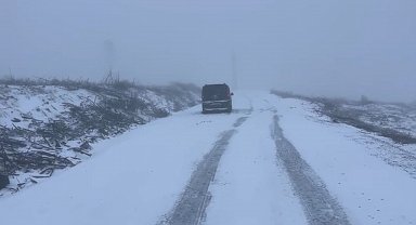 Kavaklıdere'de araçlar karda mahsur kaldı