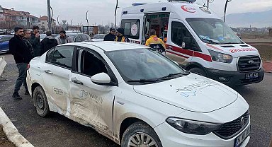 Kavşakta 2 otomobil çarpıştı: 1 yaralı