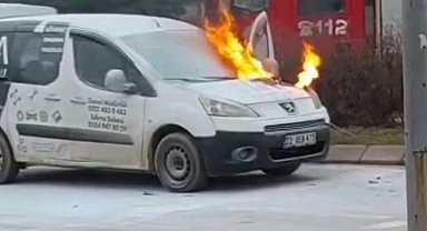 Kavşakta alevli anlar, trafik kilitlendi