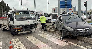 Kavşakta kamyonet ile otomobil çarpıştı: 3 yaralı