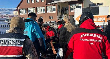 Kayak merkezinde düşerek yaralanan şahsın yardımına JAK ve UMKE yetişti