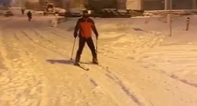 Kayak takımıyla caddede gezdi