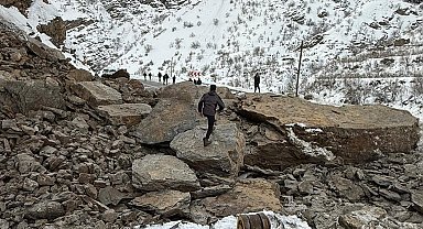 Kayaların düştüğü kara yolu yeniden ulaşıma açıldı