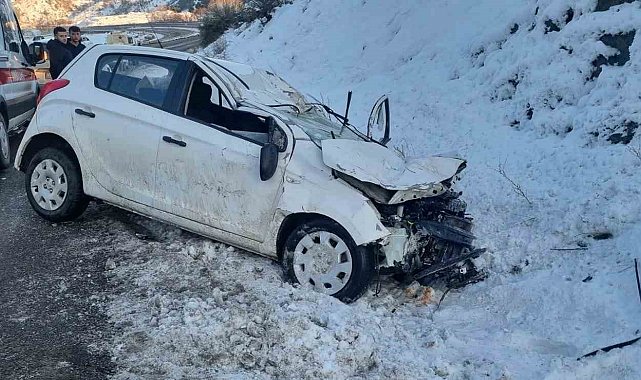 Kayan otomobil, yol kenarındaki araca çarptı