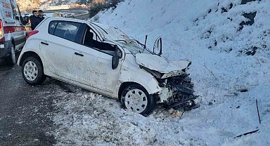 Kayan otomobil, yol kenarındaki araca çarptı