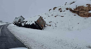 Kayganlaşan yol kaza getirdi, tır yol kenarına devrildi