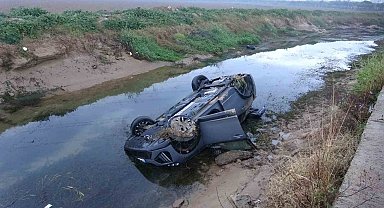 Kayganlaşan yolda kontrolden çıkan araç kanala uçtu