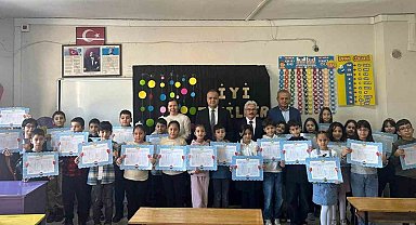 Kaymakam Çelikkol çocukların karne sevincine ortak oldu