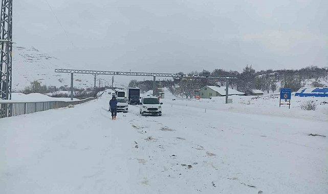 Kayseri-Malatya kara yolunda mahsur kalan yolcular, Gürün ilçesinden uğurlandı