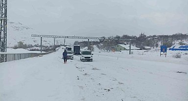 Kayseri-Malatya kara yolunda mahsur kalan yolcular, Gürün ilçesinden uğurlandı