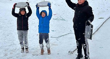 Kayseri'de çocukların kar eğlencesi: Tepsilerle kayak yaptılar