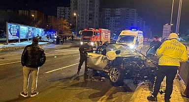 Kaza sonrası alev alan otomobilde can pazarı: 2'si ağır 3 yaralı