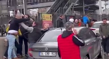 Kaza sonrası sürücüler birbirine girdi