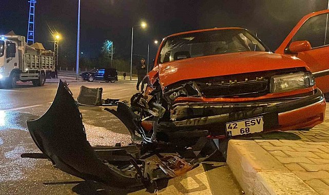 Kaza yapan hafifi ticari aracın radyatörü 30 metre fırladı: 1 yaralı