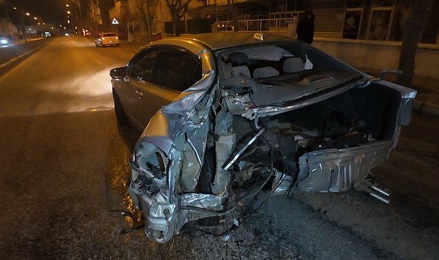 Kaza yapan otomobilin dönerek savrulduğu anlar kameraya yansıdı: 2 yaralı