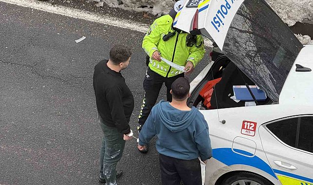 Kaza yapan sürücüler kavga edince kelepçelenip karakola götürüldü