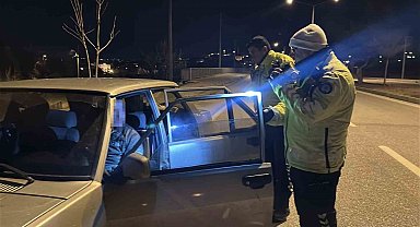 Kazayla ilgilenen polis ekiplerini gördü, sürücü değiştirse de cezadan kaçamadı